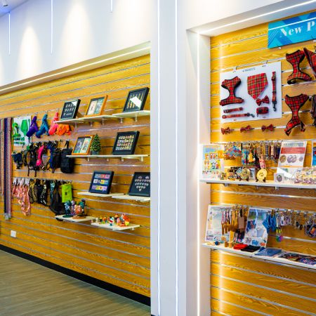 Showroom de Fabricação de Acessórios para Animais de Estimação.