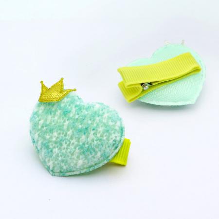 Kẹp lông thú hình trái tim xanh.