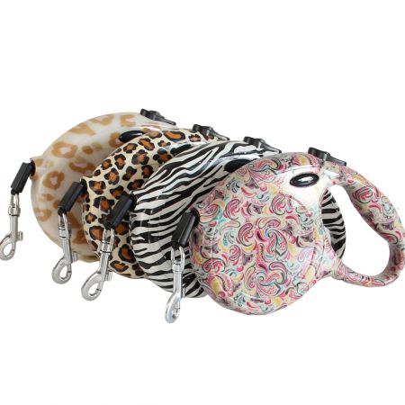 Черный ретракторный поводок для котов.