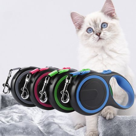 Темно-красный ретракторный ошейник для кошек.