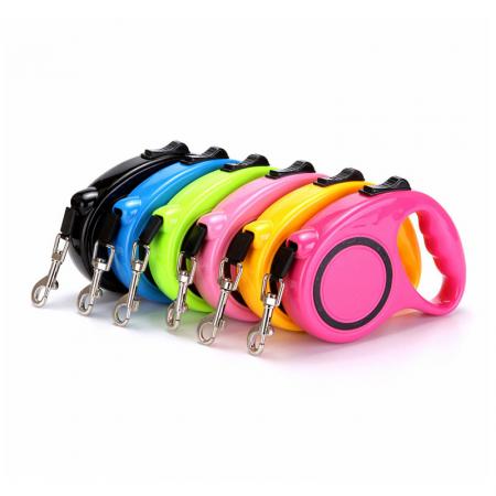 Guinzaglio retrattile per cani di colore vibrante.