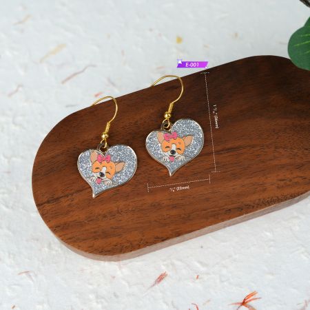 재고 있는 코기 얼굴 하트 드롭 귀걸이.