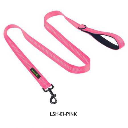 طوق كلب نايلون وردي للبيع بالتجزئة.