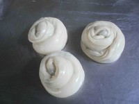 蔥抓餅捲成渦形狀