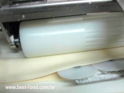 गुआ बाओ आटे की शीट मोड़ना