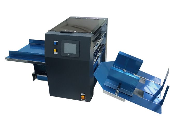Nhiều máy đóng gói tự động được sử dụng để dán nhãn.