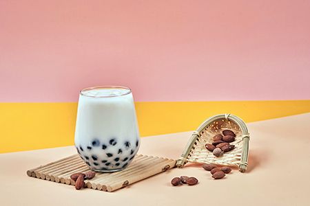 アーモンドドリンクはアーモンドから作られた飲み物であり、しばしば乳製品の代わりとして使用されます。