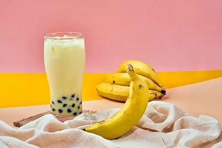 バナナフレーバーの黄色いフルーツドリンク