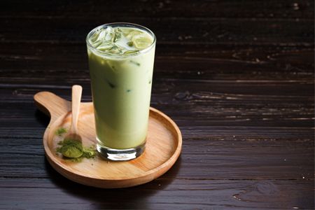 Polvere di tè al latte verde thailandese con perle di tapioca da bere