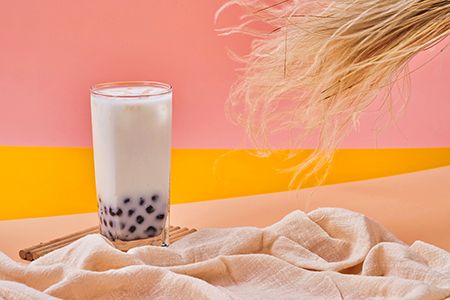 bebidas de cor branca com sabor aromático de baunilha