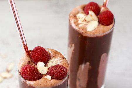 minuman raspberry dengan cokelat