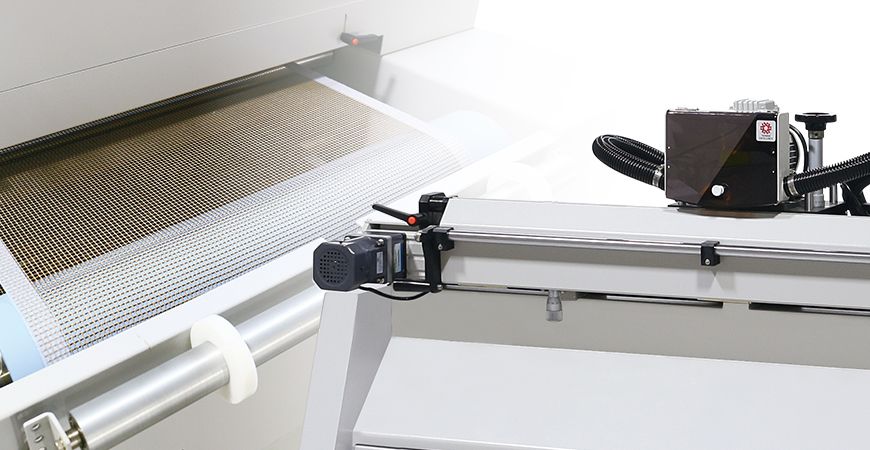 Les accessoires périphériques de sérigraphie comprennent l'équipement de fabrication de pochoirs, l'équipement de post-impression comme le séchoir, l'équipement auxiliaire de sérigraphie comme le taille-crayon de raclette ou le mélangeur d'encre, et les accessoires de sérigraphie en tant que consommables.
