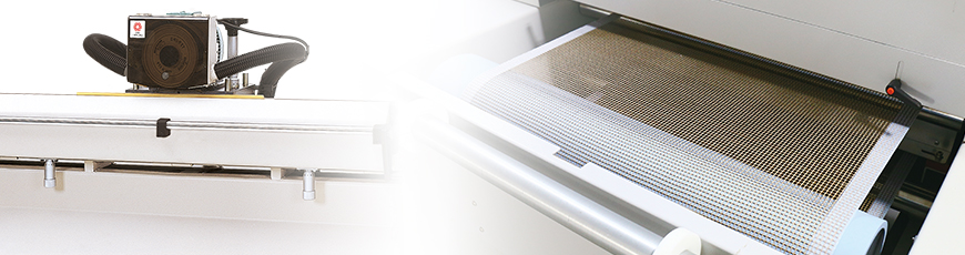 Los accesorios periféricos de serigrafía incluyen equipos para la fabricación de plantillas, equipos de post impresión como secadores, equipos auxiliares de serigrafía como afiladores de rasquetas o mezcladores de tinta, y accesorios de serigrafía como consumibles.