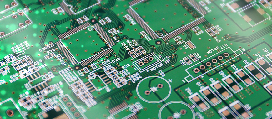 将所需的文字、商标或零件标号以网版印刷的方式印在板面上,再用热烘(或紫外线照射)的方式让文字漆墨硬化。