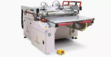 Mesin Cetak Layar Empat Tiang dengan Pengambilan Gripper (ukuran utama 600x700 mm) - Parameter pencetakan praaturan kontrol digital, gerakan cetak motor servo dengan tekanan udara yang disamakan dan pelepasan bersamaan untuk mencegah kain saring yang lengket, pengambilan otomatis dengan gripper untuk meningkatkan produktivitas.