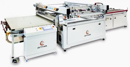 Lichtgeleide paneel hoogwaardige zeefdrukprinter (maximaal drukgebied 850 x 1450 mm) - Na het voltooien van het printen, implementeert de vorkdrager direct de automatische aflaadfunctie, waardoor het menselijk contact met het substraat wordt verminderd en de rendementsverhoging wordt verhoogd