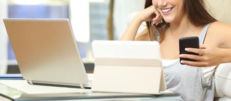 Machine d'impression par écran pour verre de couverture. - Spécialisé dans l'impression haute précision BM, IR, icône, logo, masque de colle, etc. sur le verre de couverture sans cible fiduciale pour smartphone/tablette.