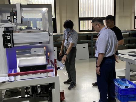 优质客户来台熟悉设备操作