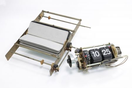 在无数次调整之后，第一个作品万年历诞生了