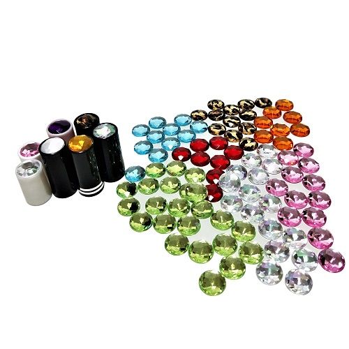 ネイルポリッシュボトルの上部に埋め込まれたアクリル宝石