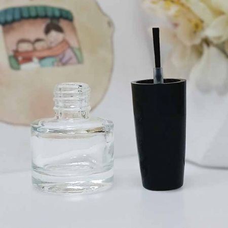 空のガラス瓶と円錐形プラスチックキャップ