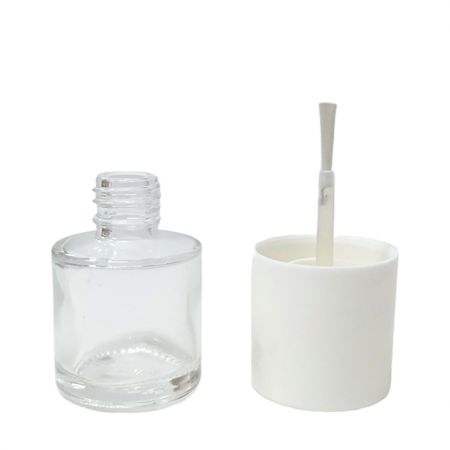 Пустая стеклянная бутылка объемом 10 мл с пластиковой крышкой и белой кистью