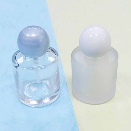 空のガラスボトルと丸型プラスチックキャップ