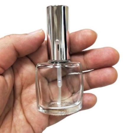 Butelka na lakier do paznokci 12 ml z srebrnym korkiem i pędzelkiem (GH03P 711)