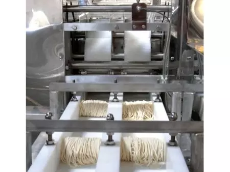 स्वचालित रोल नूडल्स मशीन - स्वचालित रोल नूडल्स मशीन।
