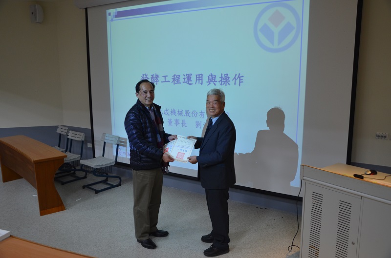 Ketua Yenchen memberikan kuliah kepada mahasiswa Universitas Yuanpei