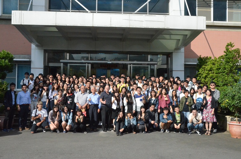 Professores e alunos da Universidade Médica da China vieram para Yenchen