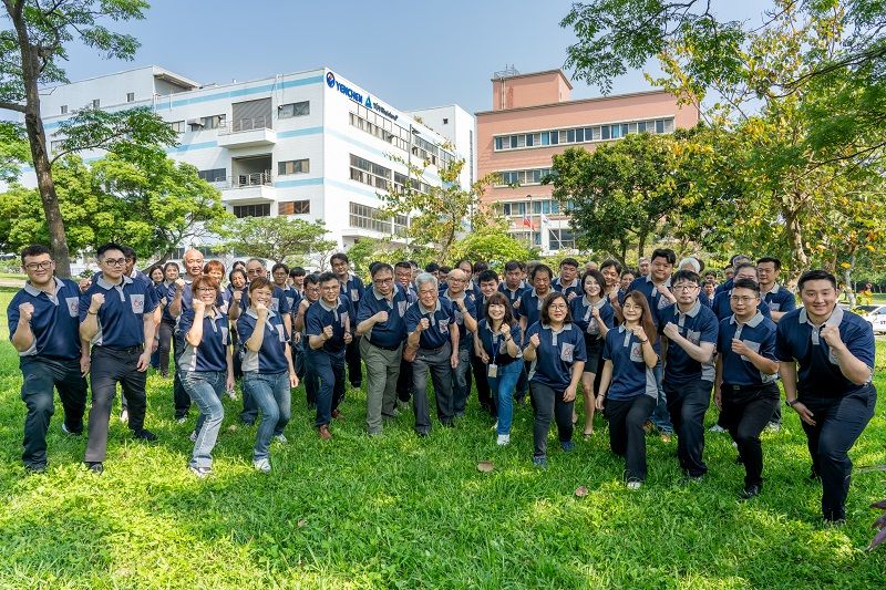 60주년을 기념하는 YENCHEN MACHINERY 팀의 단체 사진