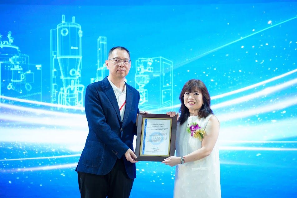 Manajer Li dari TÜV SÜD dan Ketua Liu dari YENCHEN MACHINERY berpose untuk foto