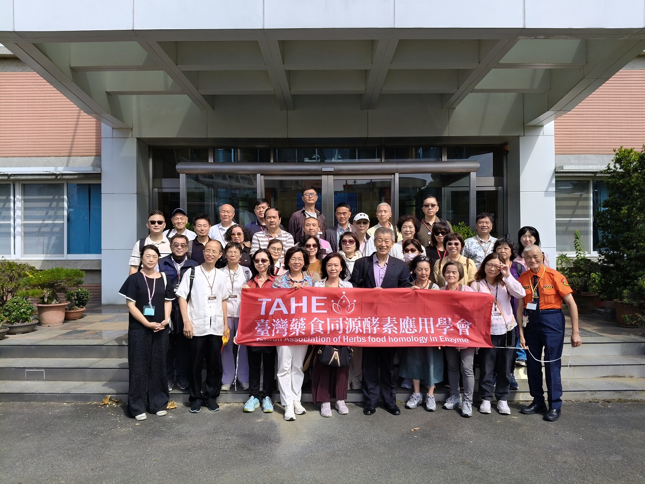 Group photo of the Taiwan Association of Herbs Food Homology in Enzyme (TAHE)