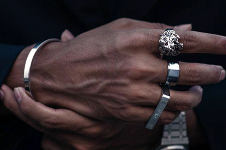 一個男士品牌的養成,配件飾品搭配絕對是關鍵,有質感的珠寶飾品可以使自己的男士品牌加分,虹光珠寶設計在男士飾品的開發,為世界各地的男性珠寶品牌,提供更多元的客製需求,不論您是想要那種風格調性,虹光珠寶設計可以依照您的客戶屬性,為您的客群量身打造各種風格的型男首飾讓飾品不再只為女性消費者而設計,愛打扮的男士們能更有自己的型式展現