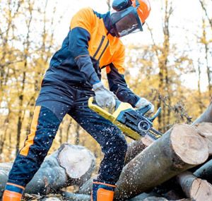 Рабочий в стильной спецодежде