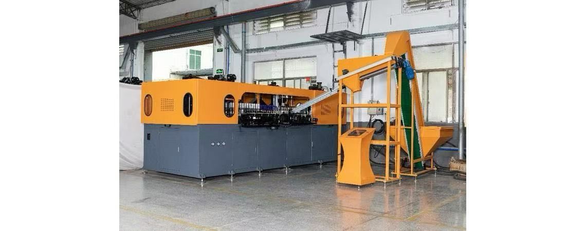 Automatic Bottle Blow Molding Machine - This device is blown into the bottle by heating the perform and injecting air. Automatic Bottle Blow Molding Machine - This device is blown into the bottle by heating the perform and injecting air.