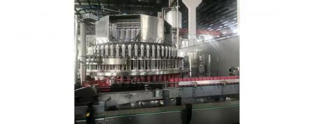 The carbonated filling machine is used for beer.