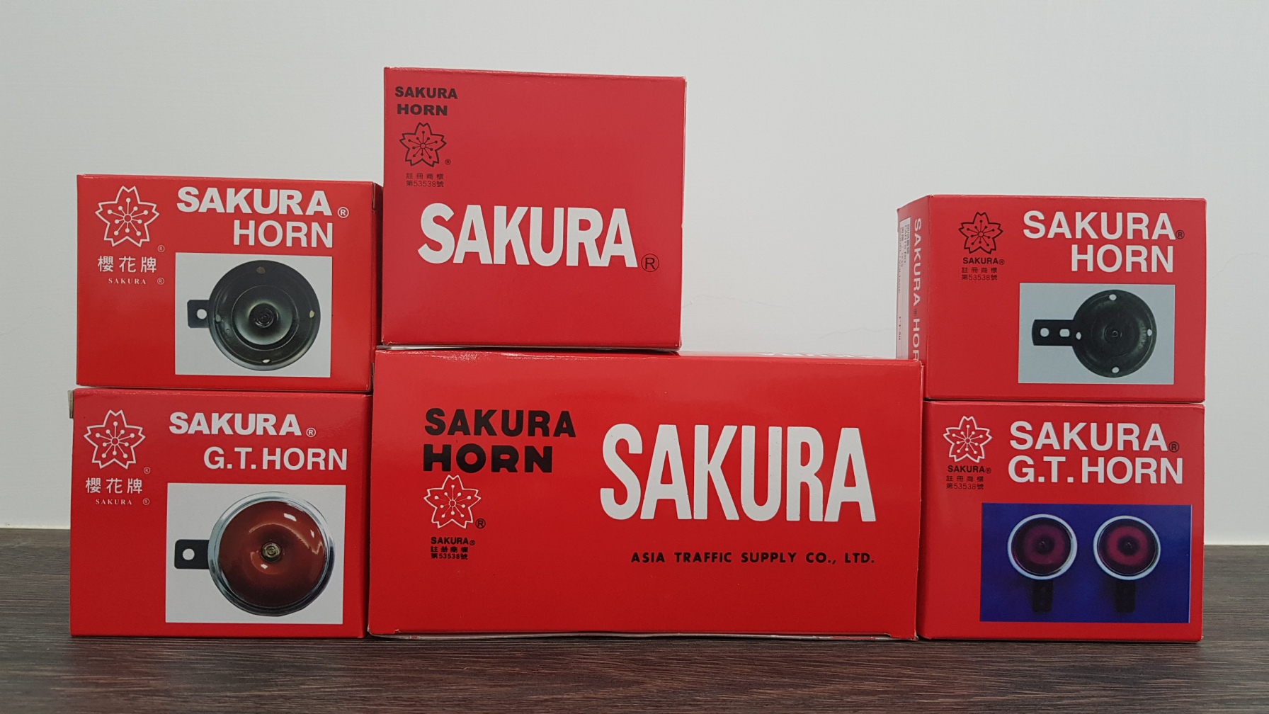 Veuillez reconnaître le paquet rouge SAKURA HORN.