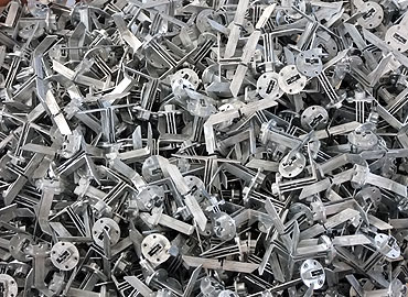 Döküm - Debür işlemi için bekleyen döküm parçaları