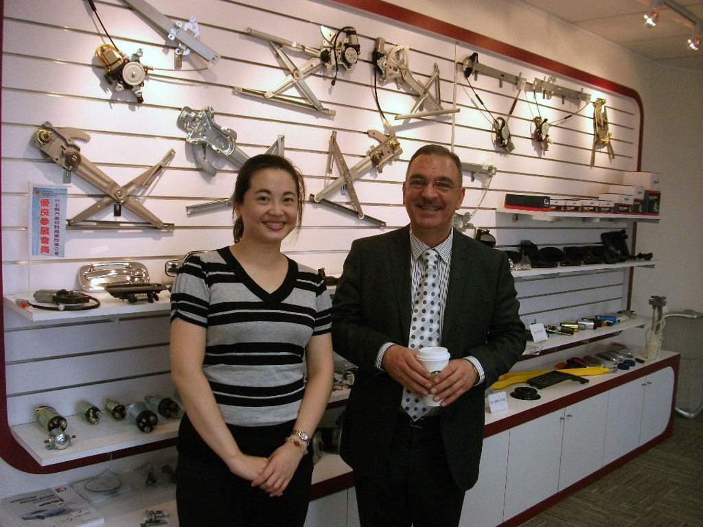 Lavoriamo con i clienti come partner commerciali e ci prendiamo cura di loro come amici nella vita privata.