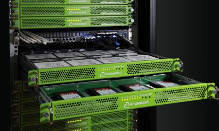 У каждого микросервера есть 1 отдельный дисковый накопитель, это может быть HDD или SSD.