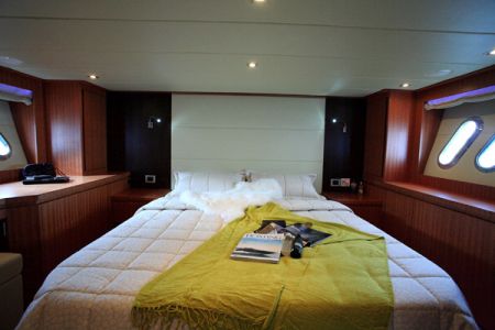 55 Feet Express Yacht the master bedroom (1)