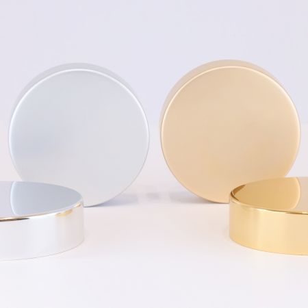 Tappo standard in alluminio dorato e argentato (tappi in prima linea). Tappo in alluminio dorato e argentato opaco (tappi in seconda linea)