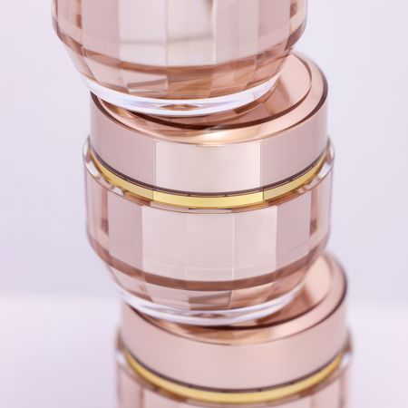 Spray metallico color oro rosa all'interno del barattolo e del tappo.