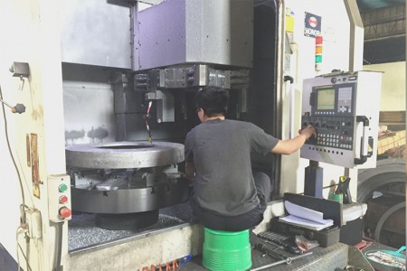 Los trabajos de torneado horizontal aseguran el nivel de planitud de anillos de gran tamaño.