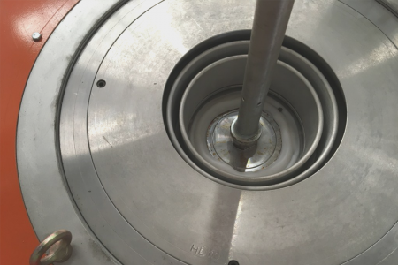 ダイヘッドおよびエアリングに設置された中央コラム