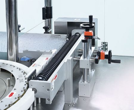 Detailed view of the CY-2500 labeling mechanism and star wheel assembly.