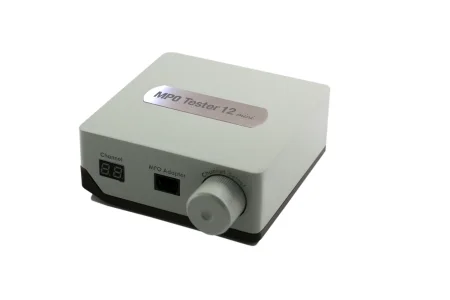 Testeur de défauts MPO Mini avec lumière laser rouge visible de 650 nm (12F/16F/24F) - MPO-Tester-mini L'interface USB-C avec une interface graphique conviviale (GUI).
 Le système ou l'appareil qui se connecte via un port USB Type-C et dispose d'une interface graphique facile à utiliser pour l'interaction.
