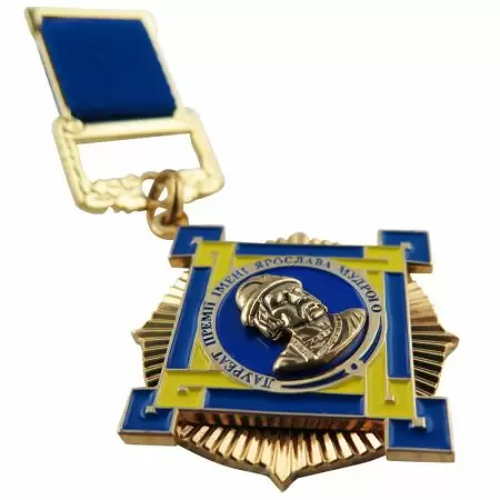 Mukautetut sotilaspalkintoripustimet.